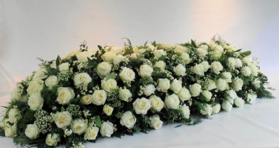Rouwstuk Kistbedekking Witte Rozen